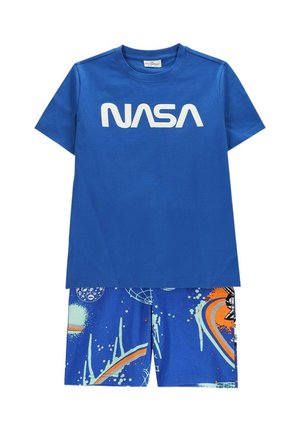 Niebieska koszula z krótkim rękawem z białym logo NASA, zestawiona z niebieskimi szortami ozdobionymi motywami planet i abstrakcyjnymi wzorami związanymi z kosmosem.