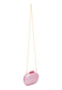 Clutch in acrilico marmorizzato rosa con tracolla in oro e forma arrotondata. Presenta una chiusura piatta e rettangolare sulla parte superiore.