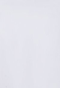 Weißer Stoff mit glatter Textur, ohne sichtbare Muster oder Akzente, gleichmäßiges Erscheinungsbild und leichtes Design.