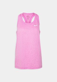 Vaaleanpunainen urheilutoppi, jossa on teksturoitu kangas, pyöreä pääntie ja ristiselän hihnat. Etupuolella on pieni valkoinen Nike-logo.