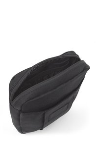 Bolsa de tela negra con cierre de cremallera, que cuenta con una superficie texturizada y una forma rectangular. Incluye un parche exterior en uno de los lados.