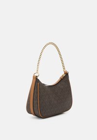 Borsa a spalla in canvas marrone con motivo logo, dettagli in pelle color miele e tracolla a catena dorata. Forma curva con chiusura a zip.