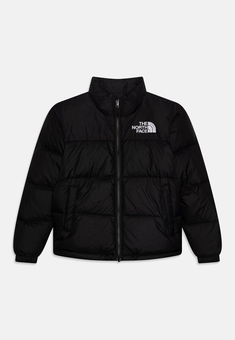Chaqueta acolchada negra con cuello alto, cierre de cremallera, puños elásticos y dos bolsillos laterales con cremallera. Logo en la parte superior izquierda del pecho.