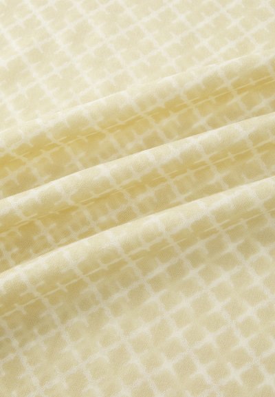 Tissu tissé jaune avec un motif en grille et une texture subtile, présentant des lignes diagonales et une finition douce. Idéal pour diverses applications textiles.