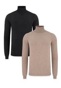 Dwa swetry z wysokim kołnierzem: jeden czarny, drugi beżowy. Oba mają długie rękawy, ribbed mankiety oraz dopasowany krój wykonany z miękkiego, teksturowanego dzianiny.