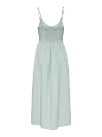 Robe maxi sans manches vert clair avec bretelles spaghetti réglables et détail smocké au corsage.