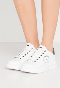 KARL LAGERFELD - KAPRI MAISON LACE - Edzőcipő - white/silver Miniatűr kép 1