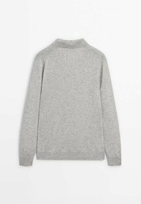 Grijze gebreide trui, met een kraag, lange mouwen en ribgebreide manchetten en zoom. Zachte textuur met een gladde afwerking, zonder zichtbare patronen.