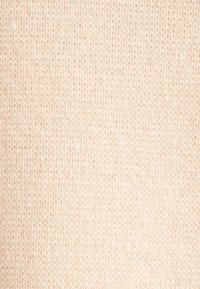 Tessuto lavorato a maglia di un beige chiaro con una texture liscia, caratterizzato da un motivo uniforme di punti fini e stretti. Nessun abbellimento o design particolare.