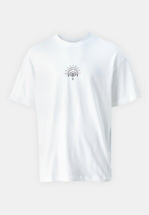 Tricou alb din bumbac, cu guler rotund. Prezintă un grafic imprimat în negru al unei ochi cu raze și o picătură dedesubt, plasat central în față.