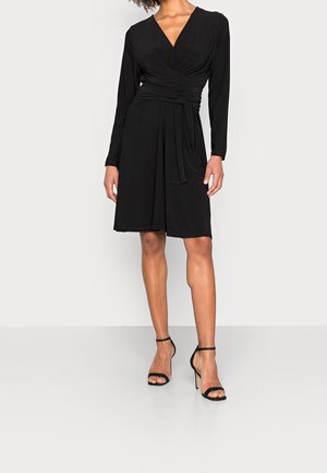 Zwarte wikkeljurk van zacht materiaal, met lange mouwen, een diepe V-hals en een strikceintuur op de taille. Glad textuur met een vloeiende vorm.