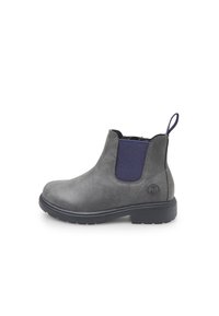 Botas Chelsea grises hechas de cuero suave, con un panel lateral elástico en color marino, punta redonda, lengüeta y suela de goma texturizada.