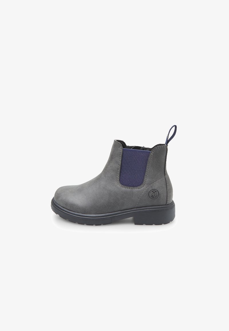 Botas Chelsea grises hechas de cuero suave, con un panel lateral elástico en color marino, punta redonda, lengüeta y suela de goma texturizada.