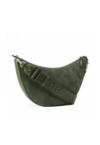 Bolso de ante verde con forma curva, una correa de hombro texturizada con detalles en relieve y herrajes plateados para el cierre.