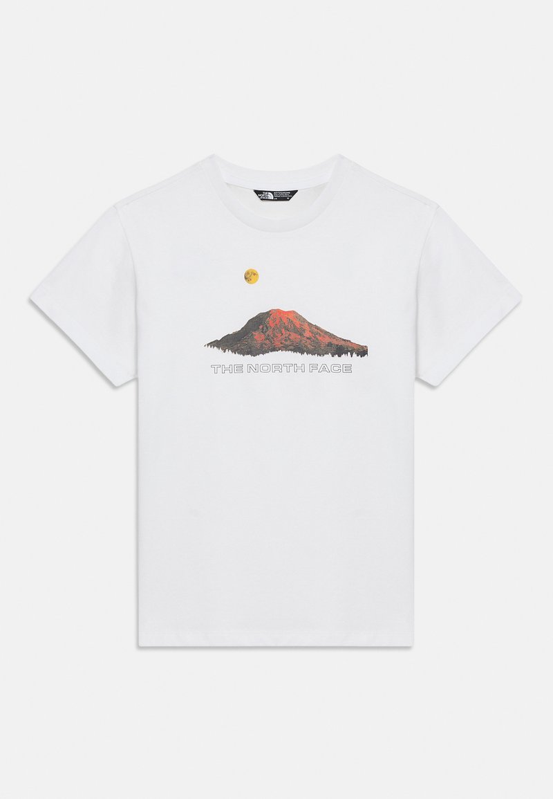 Λευκό T-shirt με κόκκινο γραφικό βουνού και κίτρινο ήλιο πάνω από το βουνό, με το κείμενο "THE NORTH FACE" κάτω από το βουνό.