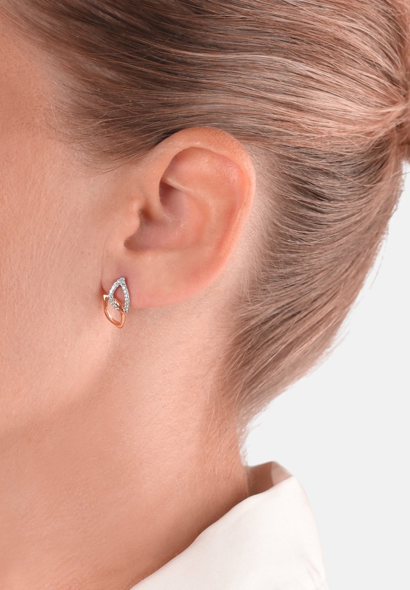 Roséguld studs med en tårformad design, prydda med en klar ädelsten; slät metallyta med en polerad finish.