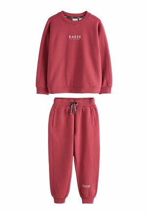 Czerwona bluza z długim rękawem i pasujące spodnie dresowe z elastycznymi mankietami, ściągaczem w pasie i napisem "BAKER by Ted Baker" na piersi i nodze.