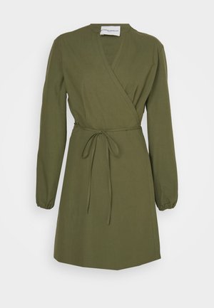 Claudie Pierlot ROBE COURTE PORTEFEUILLE COL MAO - Vapaa-ajan mekko - kaki