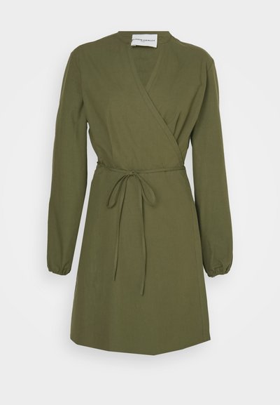 Robe portefeuille olive avec manches longues, taille ceinturée et poignets froncés. Fabriquée en tissu texturé avec un design minimaliste.