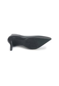 Chaussure à talon aiguille noire à bout pointu posée sur le côté, montrant une semelle texturée et un talon fin sur fond blanc.
