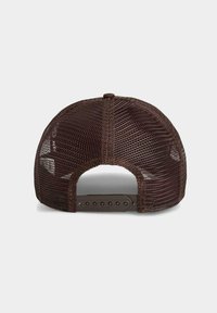 Braune Baseballkappe aus Netzmaterial mit verstellbarem Kunststoffriemen. Verfügt über eine abgerundete Form und ein offenes Rückendesign für Belüftung.