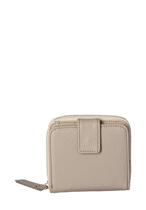 Portafoglio in pelle beige con finitura texture, chiusura con zip e patta frontale. Presenta un piccolo etichetta attaccata con bottone a pressione. Forma compatta e rettangolare.