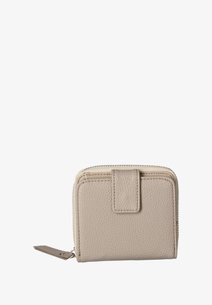 Portafoglio in pelle beige con finitura texture, chiusura con zip e patta frontale. Presenta un piccolo etichetta attaccata con bottone a pressione. Forma compatta e rettangolare.