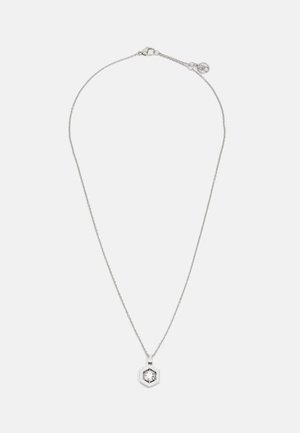 Srebrny naszyjnik z łańcuszkiem i zawieszką w kształcie sześciokąta z centralnym przezroczystym kryształem oraz małym okrągłym ozdobnym elementem przy zapięciu.
