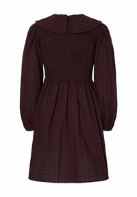 Abito a scacchi rosso e nero con corpetto smock, ampio colletto e maniche lunghe. Chiusura con zip sul retro e gonna plissettata. Tessuto testurizzato.