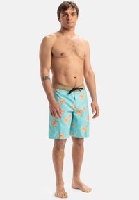 Tyrkysové plavky s kvetinovým vzorom v oranžovej a bielej farbe. Majú elastický pás s šnúrkou a hladký povrch.