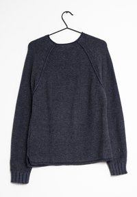 Marinblå tröja i strukturerad stickad tyg med raglanskärning, ribbade ärmslut och sidsprickor för extra detalj.