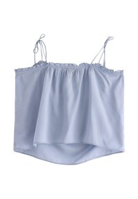 Vaaleansininen camisole, joka on valmistettu pehmeästä kankaasta. Siinä on säädettävät olkaimet, röyhelökaulus ja virtaava helma, jossa on aallotettu reuna.