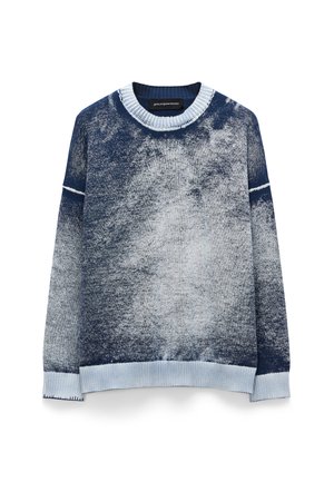 Gebreide trui met een verloopontwerp van donkerblauw naar lichtblauw, geribbelde kraag en manchetten, en zachte, gestructureerde stof.