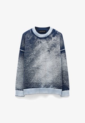 Gebreide trui met een verloopontwerp van donkerblauw naar lichtblauw, geribbelde kraag en manchetten, en zachte, gestructureerde stof.