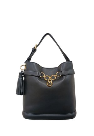 Borsa a secchiello in pelle nera con tracolla regolabile, dettaglio catena dorata, charm rotondo dorato e nappina in pelle laterale.
