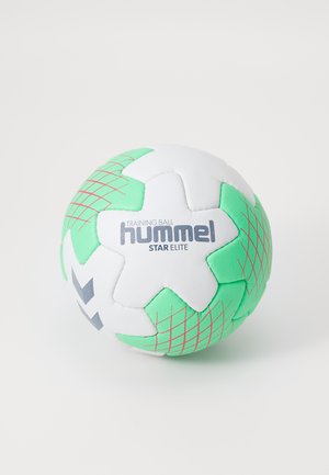 Træningsbold lavet af tekstureret syntetisk materiale, primært hvid med grønne accenter og røde gittermønstre. Har Hummel branding.