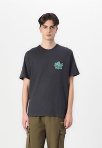Dunkelgraues Baumwoll-T-Shirt mit kurzen Ärmeln und rundem Halsausschnitt. Mit einem hellblauen Grafikdesign auf der linken Brustseite.