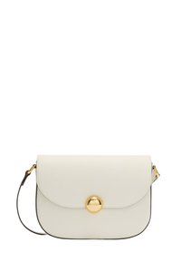 Borsa a tracolla in pelle bianca con una patta arrotondata, chiusura magnetica dorata e tracolla nera removibile. Superficie testurizzata con bordi neri a contrasto.