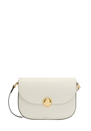 Witte leren handtas met een ronde flap, gouden magneetsluiting en een afneembare zwarte schouderriem. Gestructureerd oppervlak met contrasterende zwarte randen.