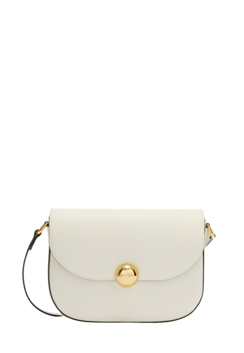 Borsa a tracolla in pelle bianca con una patta arrotondata, chiusura magnetica dorata e tracolla nera removibile. Superficie testurizzata con bordi neri a contrasto.