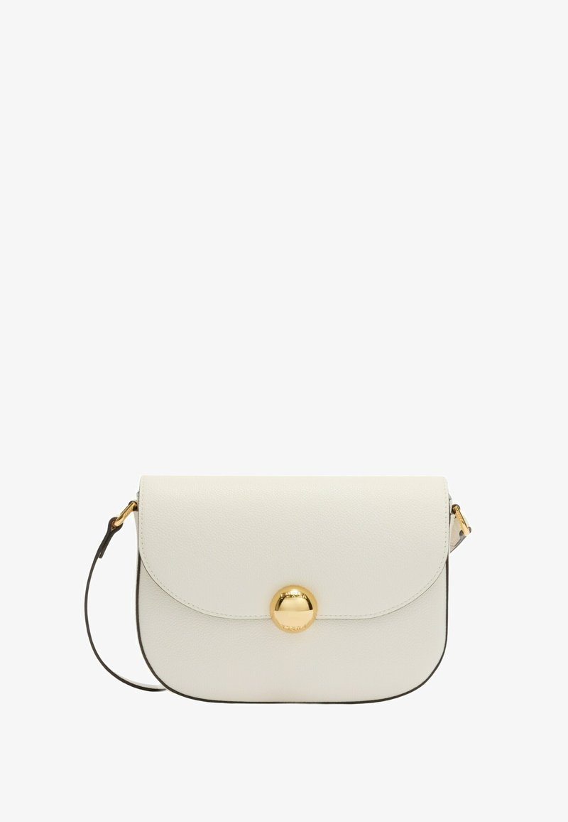 Borsa a tracolla in pelle bianca con una patta arrotondata, chiusura magnetica dorata e tracolla nera removibile. Superficie testurizzata con bordi neri a contrasto.