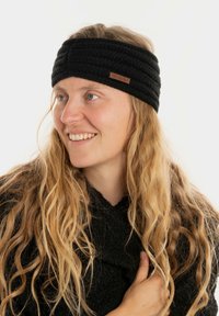 Fascia nera lavorata a maglia con un design testurizzato caratterizzato da più righe. Piccola etichetta in pelle con il nome del brand attaccata.