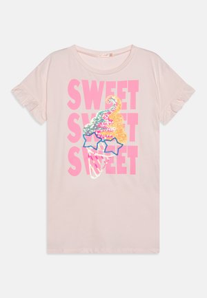 Lichtroze katoenen T-shirt met korte, gerimpelde mouwen, met een kleurrijke, met pailletten versierde ijsje afbeelding en vetgedrukte roze tekst "SWEET".