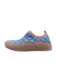 Parte superior acolchada en azul claro con un borde naranja; cuerpo de forma similar al fieltro en marrón; punta redondeada; suela plana; diseño tipo slip-on.