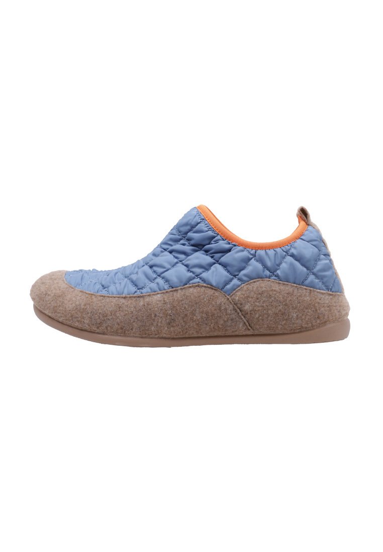 Parte superior acolchada en azul claro con un borde naranja; cuerpo de forma similar al fieltro en marrón; punta redondeada; suela plana; diseño tipo slip-on.