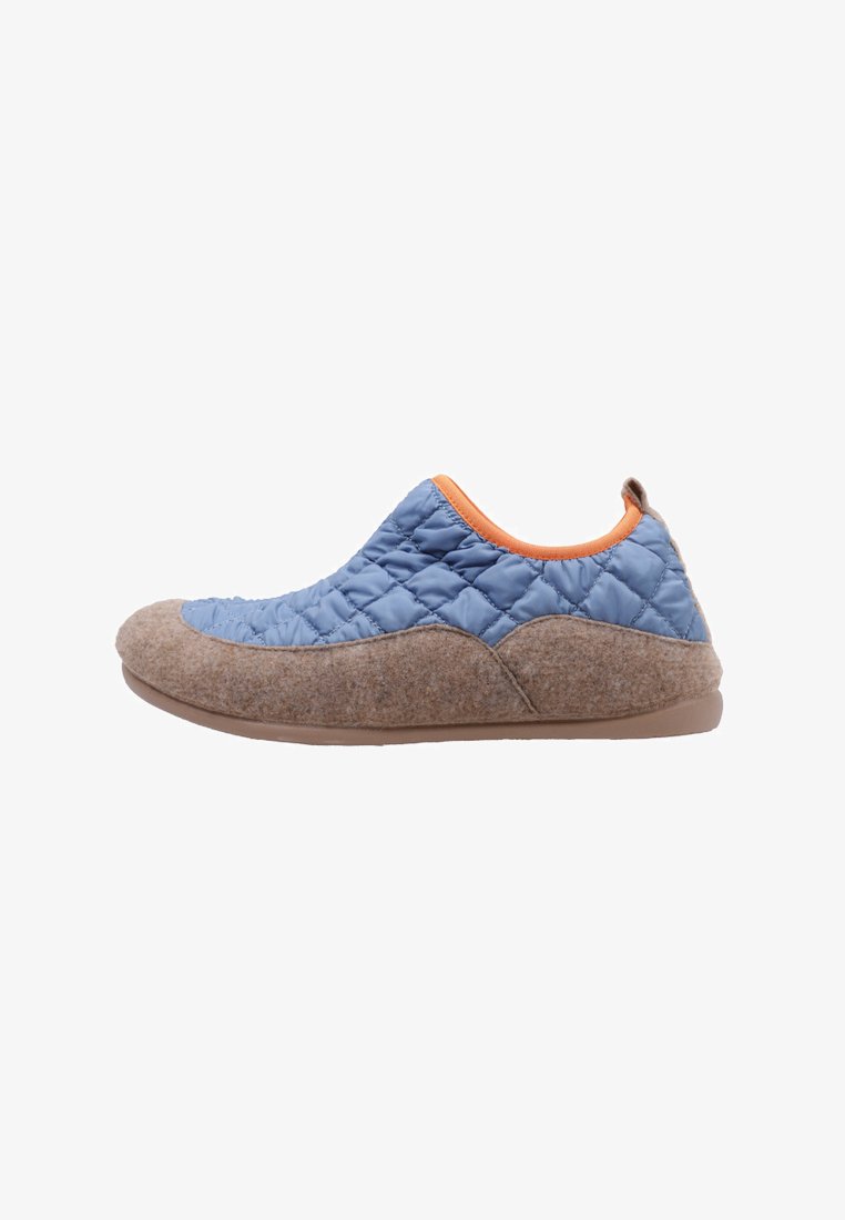 Parte superior acolchada en azul claro con un borde naranja; cuerpo de forma similar al fieltro en marrón; punta redondeada; suela plana; diseño tipo slip-on.