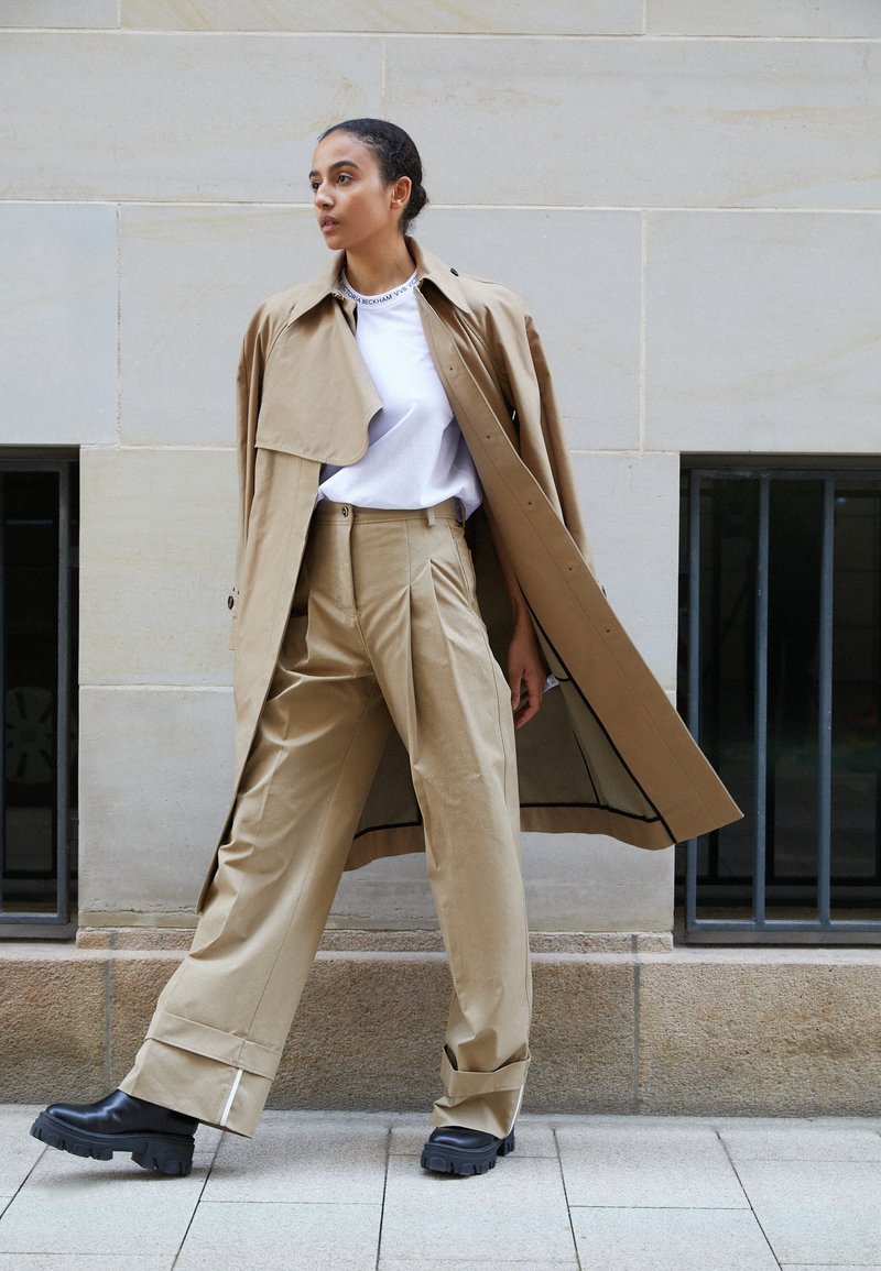 Damen Bekleidung | Victoria Victoria Beckham FLARED TROUSER Stoffhose sandstone/beige - FP57127 Damen Bekleidung | Victoria Victoria Beckham FLARED TROUSER Stoffhose sandstone/beige - FP57127