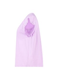 T-shirt lavande en coton doux, avec un bord en dentelle festonné sur les épaules et une coupe décontractée. Ourlet droit et manches courtes.