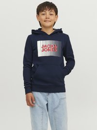 Felpa blu navy con tasca frontale a marsupio, caratterizzata da una grafica bianca con strisce rosse e bianche alternate. Tessuto morbido e polsini a costine.