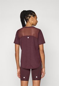 ASICS ROAD TOP - Tekninen t-paita - dark currant